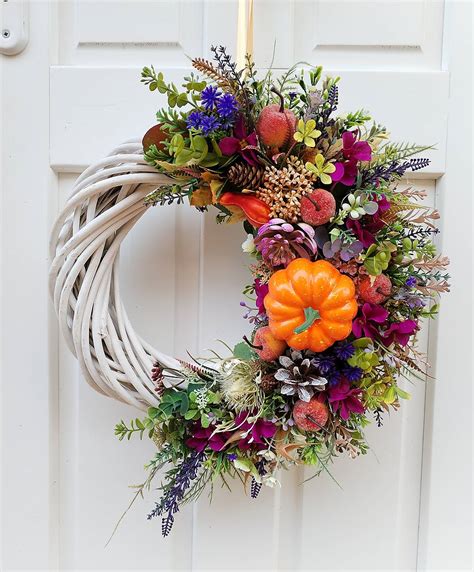 hotový jesenný veniec s kukuričným šúpolím a ďalšími prírodnými prvkami