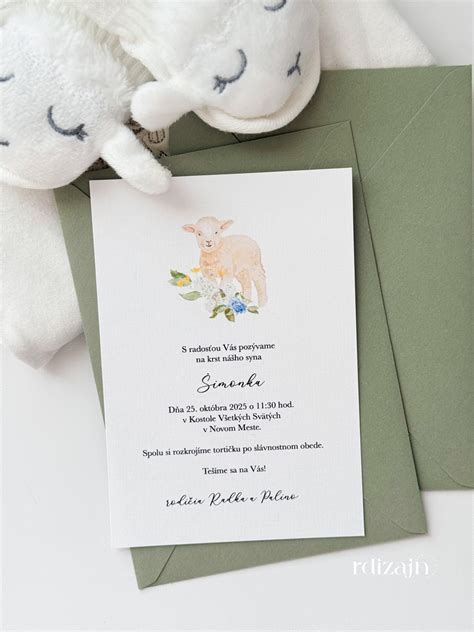 Návrh jemnej a elegantnej pozvánky na krst s dekoratívnymi prvkami a miestom na fotografiu