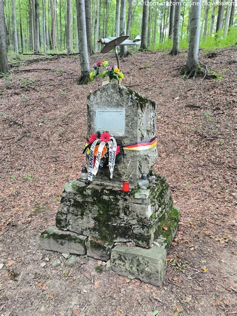Fotografia: Žulový pamätník leteckého nešťastia v Lednici s tabuľkou