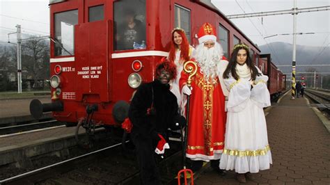 Tematické foto Mikulášskeho vlaku s Mikulášom, anjelom a čertom