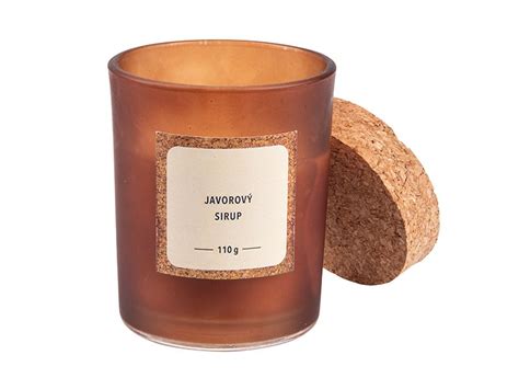 Tematické foto: horiaca vonná sviečka a aromalampa v útulnom interiéri