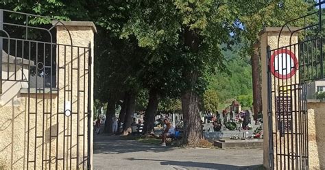 Tematické foto cintorína v Rožňave s horiacimi sviečkami
