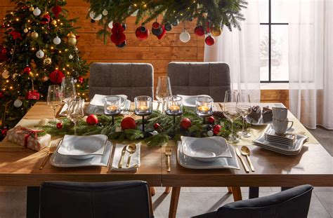 koláž vianočných dekorácií z kolekcie Traditional Christmas (červené, zelené, zlaté)