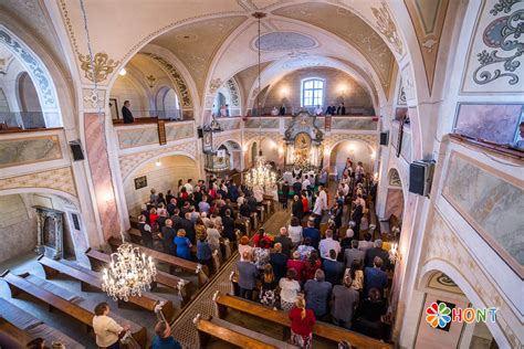 Tematické foto: Interiér evanjelického kostola s krstiteľnicou