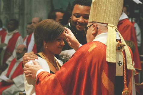 infografika znázorňujúca tri iniciačné sviatosti: krst, birmovanie a eucharistiu ako stupne duchovného rastu