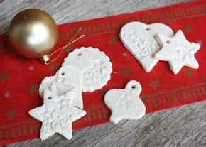 Fotografia vianočných ozdôb zo slaného cesta rôznych tvarov