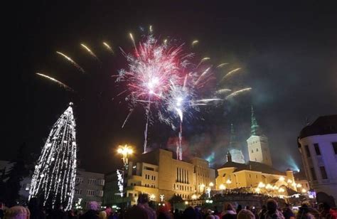 Tematické foto: Dav ľudí oslavujúcich Silvester na námestí