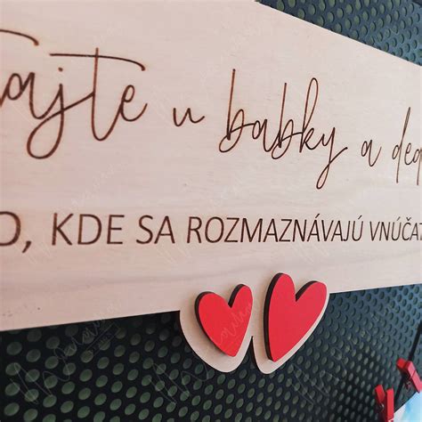 Ilustrácia dedka s vnúčatami, symbolizujúca rodinné puto a lásku.