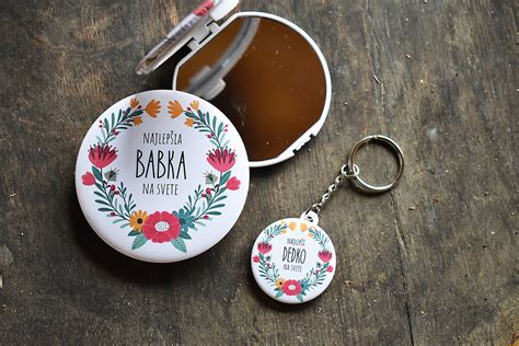 Koláž personalizovaných darčekov pre dedka: hrnček, kľúčenka, ponožky a kalendár s fotografiami.