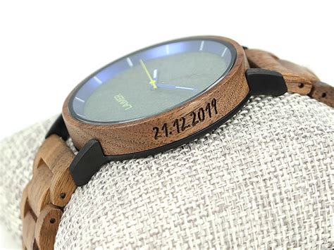 Ukážka personalizovaných drevených hodiniek s gravírovaním.