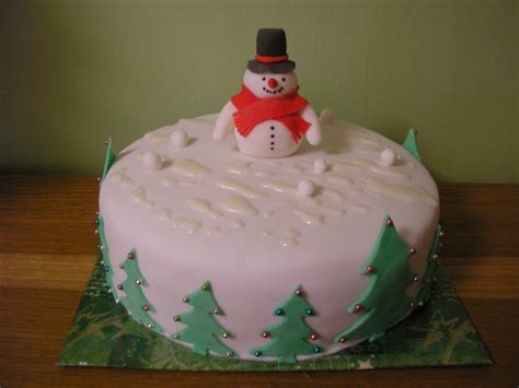 Vianočný darčekový torta ozdobená snehuliakom