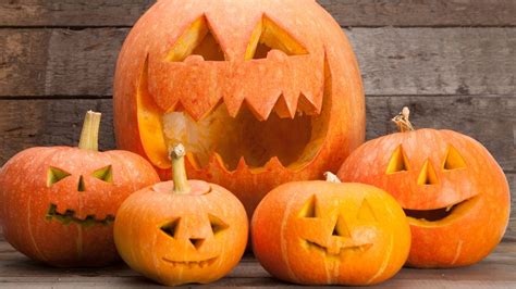 Vyrezaná tekvica Jack-o'-lantern s rozsvietenou sviečkou