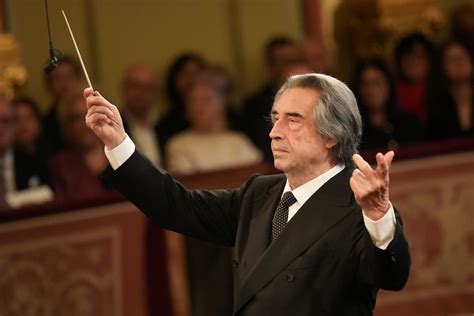 Portrét: Dirigent Riccardo Muti diriguje orchester