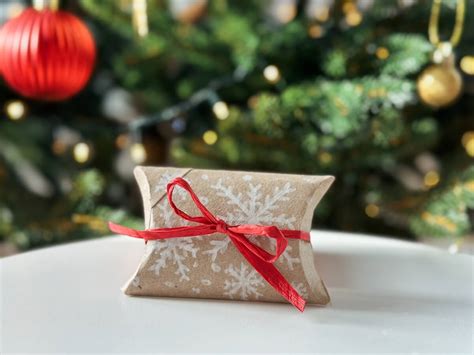 Postup výroby snehových vločiek z rolky toaletného papiera