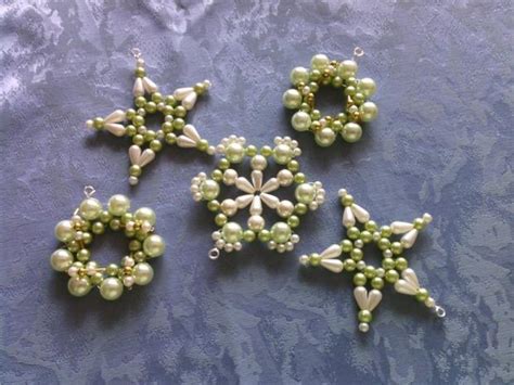 Vianočné lízanky vytvorené z navlečených korálok