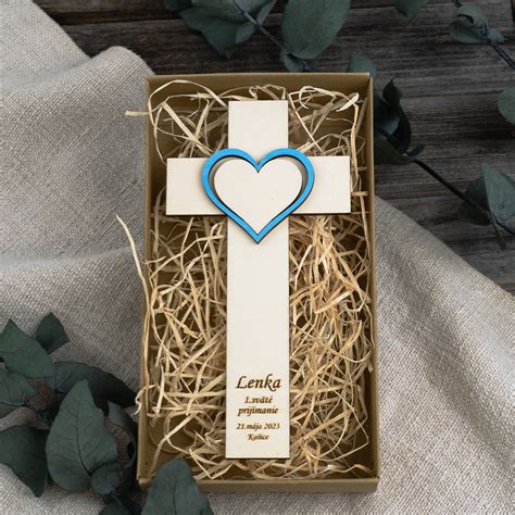 Dekorácie na stôl pre Prvé sväté prijímanie s motívmi kalicha a oblátky