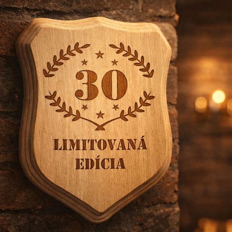 Drevená pamiatka anjela v kruhu s gravírovaním