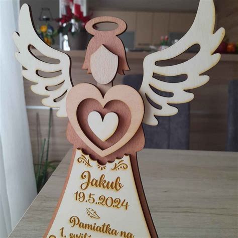 Drevený vyrezávaný anjel ako pamiatka na Prvé sväté prijímanie