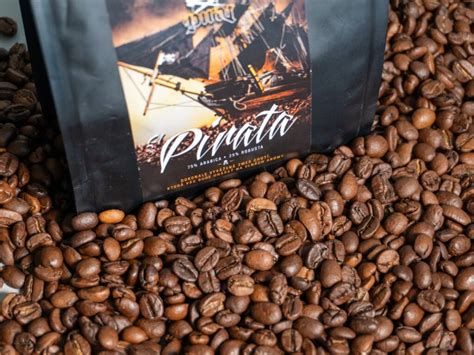 Dve deti v kostýmoch hrozna, zeleného a fialového