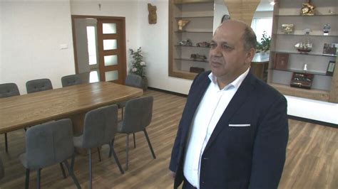 manažér v kancelárii premýšľa nad svadobným darom