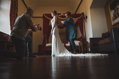 Svadobné video zachytávajúce emotívne momenty odobierky a čepčenia