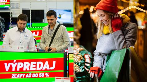 ilustračná fotografia páru pri výbere darčeka