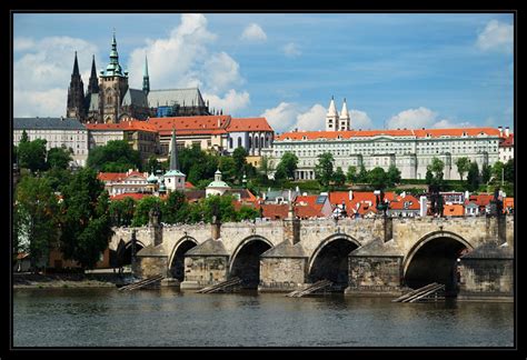 Tematické foto: Novoročná Praha s Karlovým mostom a rozžiareným hradom