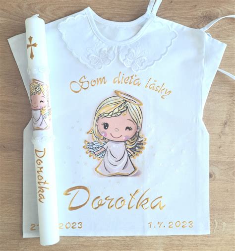 tematické foto - krstné dary (košieľka, sviečka, medaila) s dôrazom na symbolický význam