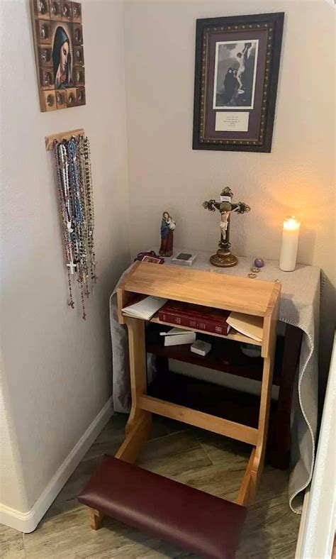 fotografia: modlitebný kútik s ikonou, sviečkou a rodinnými fotografiami