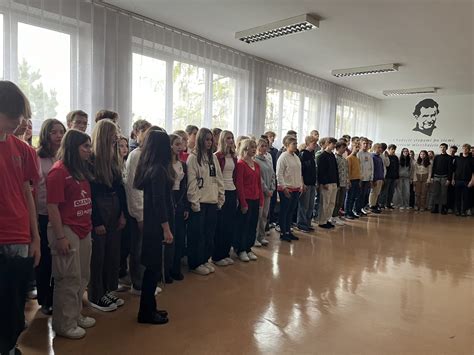 študenti spievajúci poľskú hymnu