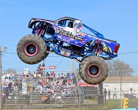 Monster truck Overkill Evolution v akcii s dymom z pneumatík