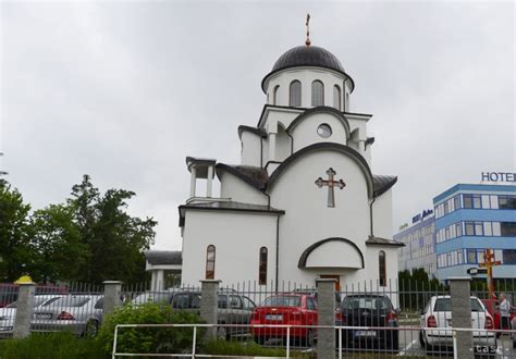 Pravoslávny kostol s veriacimi