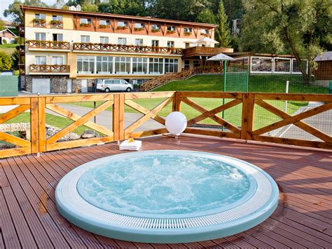 Vonkajší pohľad na Hotel Lesanka v prírodnom prostredí
