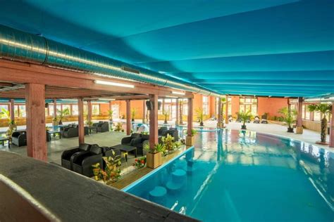 Interiér wellness centra s bazénom a jacuzzi v Hoteli Lesanka