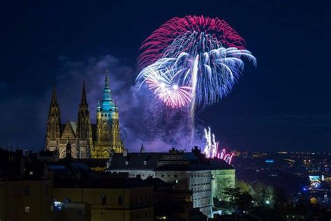 Tematické foto: Ohňostroj na Silvestra nad mestom