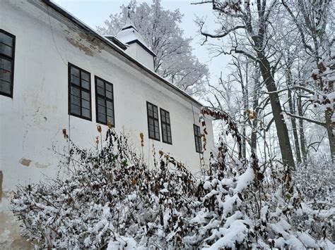 fotografia rečníka v momente prípitku so srdečným výrazom tváre, orientovaná na emóciu večera