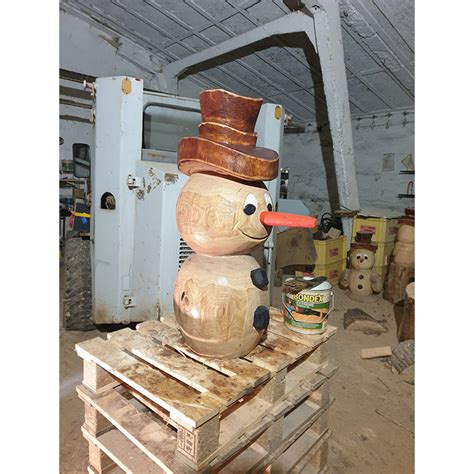 Ilustrácia snehuliaka vtipne oblečeného do sviatočného svetríka