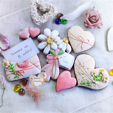 Tematické foto: Šťastná maminka s rodinou pri oslave narodenín