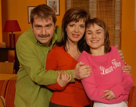 Rodinný portrét rodiny Komáromovcov (otec, matka, synovia) zo seriálu Susedia