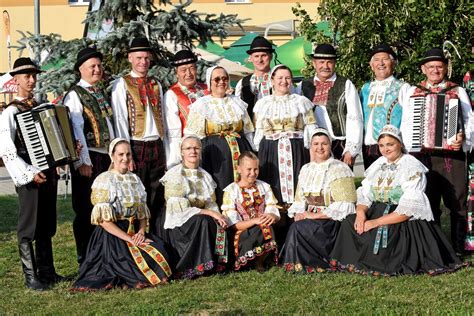 Tematické foto: Skupina ľudí na slávnosti výročia školy, usmieva sa a tlieska