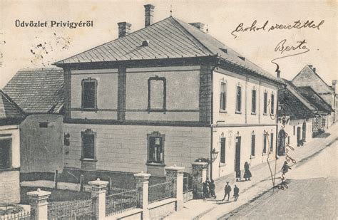Historická fotografia budovy školy alebo prvej triedy