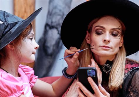 inšpirácia pre halloweensky make-up s kontrastnými prvkami