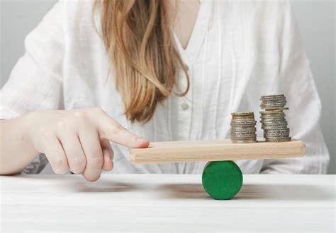 Tematické foto: Osoba hľadajúca prácu, symbolizujúce finančnú stabilitu a rozvoj