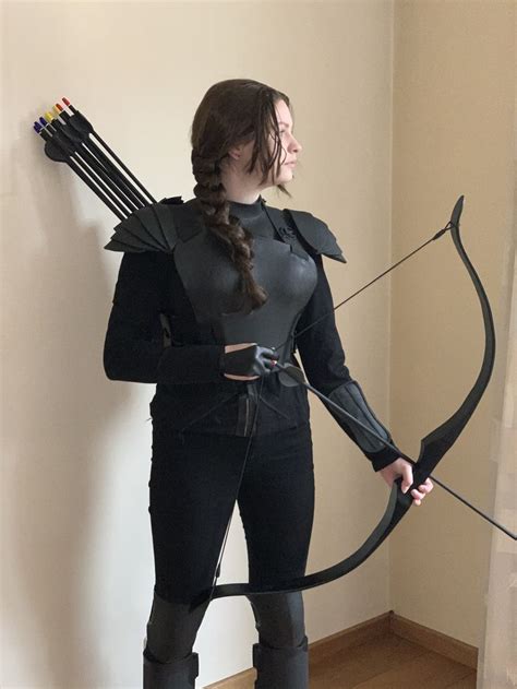 Moderný kostým Katniss Everdeen - taktické oblečenie a luk