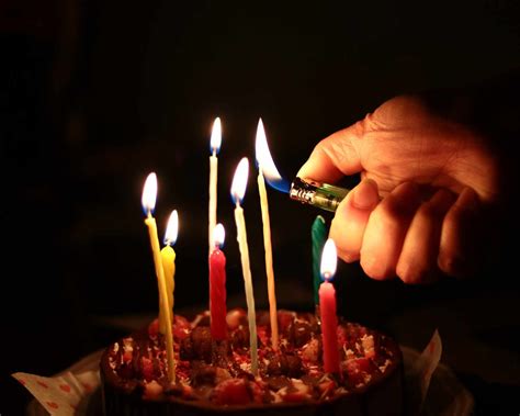 Ilustračná fotografia torty s horiacimi sviečkami.