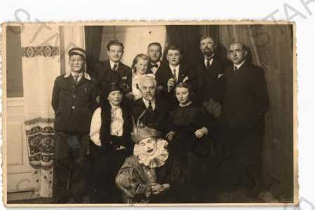 Skupinový portrét troch hlavných postáv filmu s vianočnými motívmi