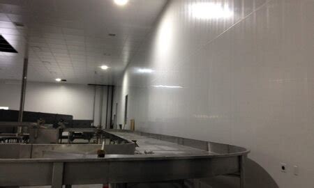 Ilustrácia rôznych typov štukových omietok a ich aplikácie na steny a stropy.