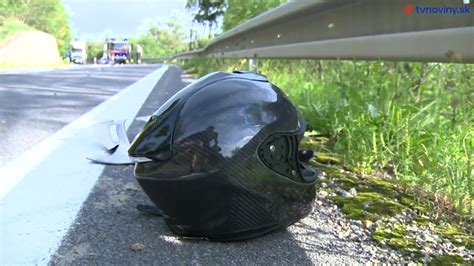 Motorkár na ceste v krásnej krajine, s úsmevom a pocitom slobody