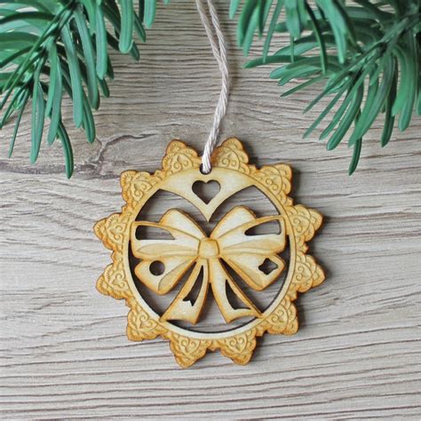 drevená ozdoba na vianočný stromček v tvare bieleho medvedíka