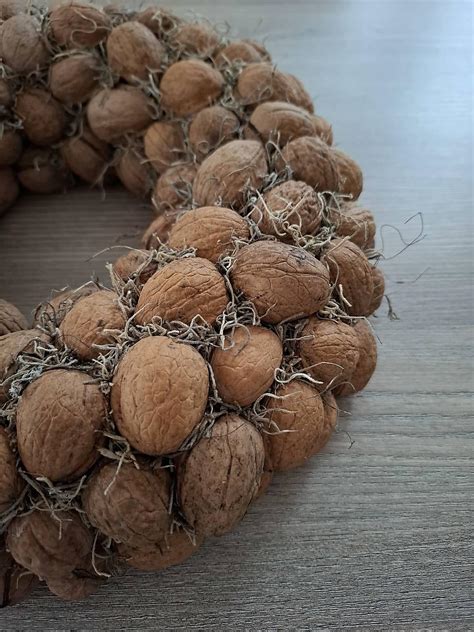 Ilustrácia postupu lepenia orechov na polystyrénový veniec.